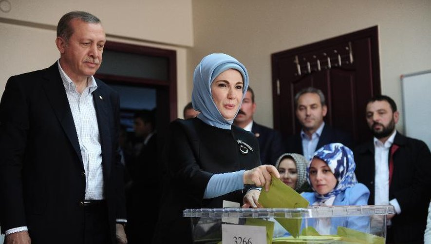 Le président turc Recep Tayyip Erdogan et sa femme Emine dans un bureau de vote à Istanbul, le 7 juin 2015 dans le cadre du scrutin législatif