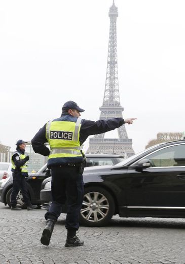 Des policiers contrôlent des voitures dans Paris, après l'instauration d'un système de circulation alternée en raison de la pollution de l'air, le 17 mars 2014