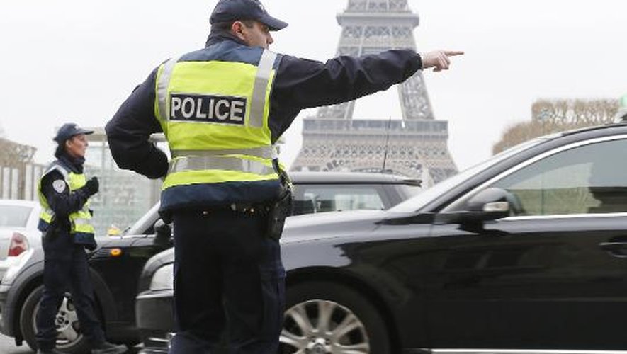 Des policiers contrôlent des voitures dans Paris, après l'instauration d'un système de circulation alternée en raison de la pollution de l'air, le 17 mars 2014