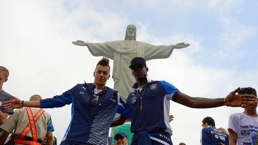 Les attaquants italiens Stephan  El Shaarawy et Mario Balotelli, devant la statue du Christ Rédempteur à Rio de Janiero, le 13 juin 2013
