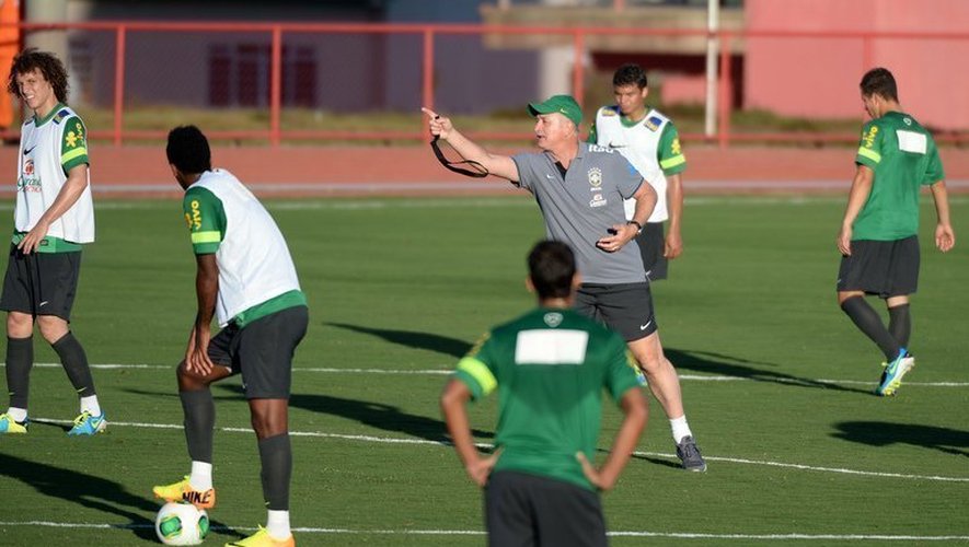 Le sélectionneur brésilien Luiz Felipe Scolari dirige un entraînement, le 13 juin 2013 à Brasilia