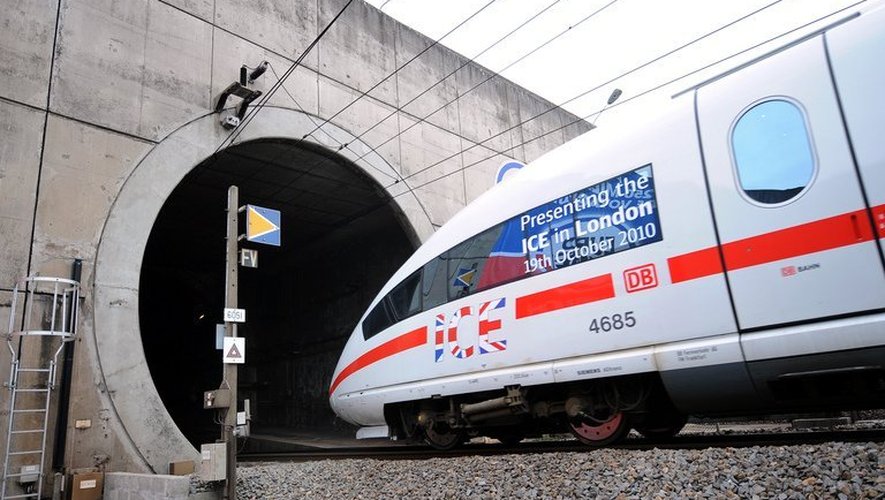 Un train à grande vitesse ICE de la Deutsche Bahn entre dans le tunnel sous la Manche le 13 octobre 2010 pour un essai