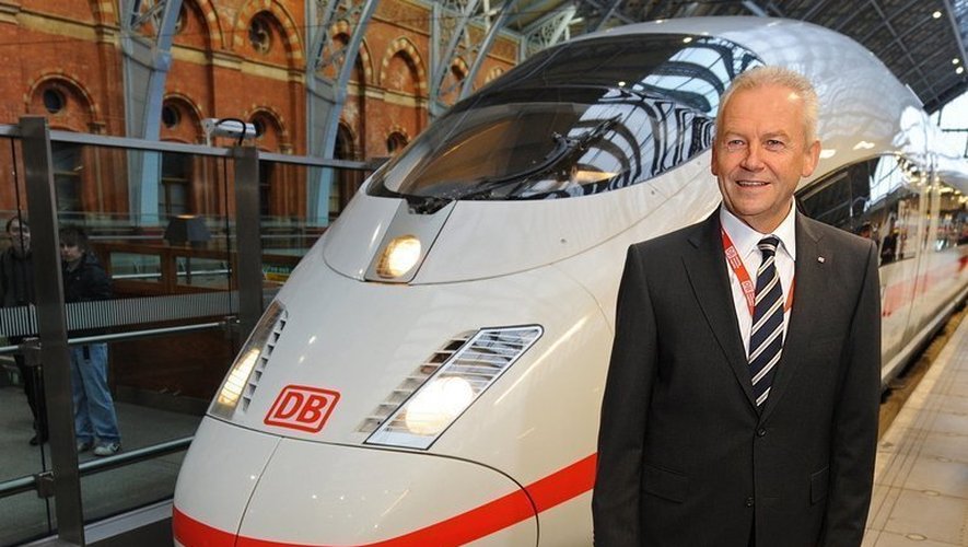 Le Pdg de Deutsche Bahn Rüdiger Grube pose le 19 octobre 2010 à Londres à côté d'un train à grande vitesse ICE