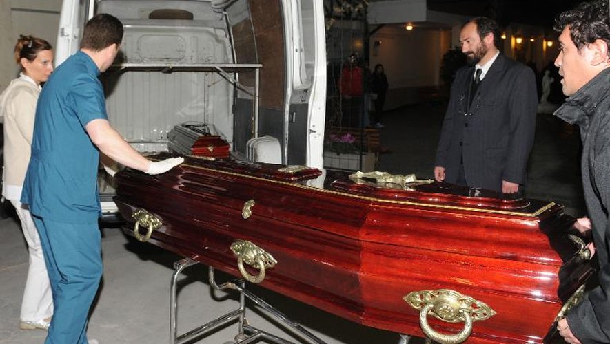 Les cercueils de Houria Moumni et Cassandre Bouvier à leur départ de la morgue le 29 juillet 2011 à Buenos Aires