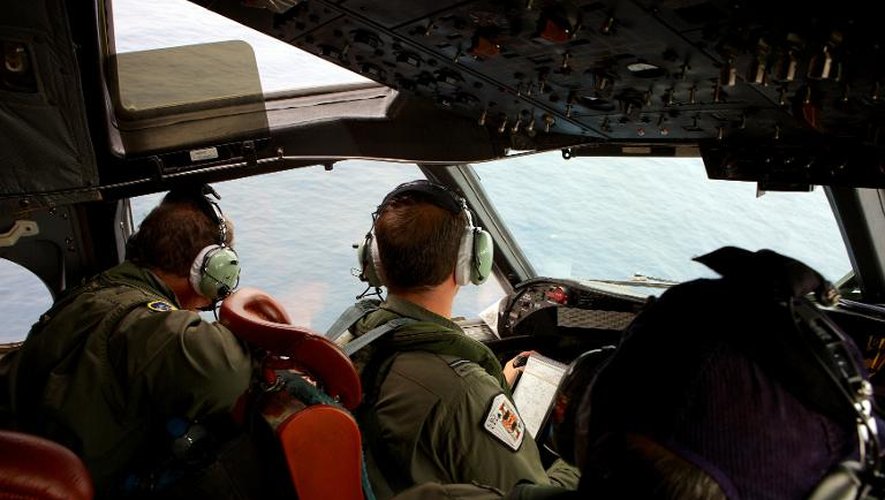 Un avion de la marine australienne survole l'Océan Indien le 25 mars 2014 à basse altitude