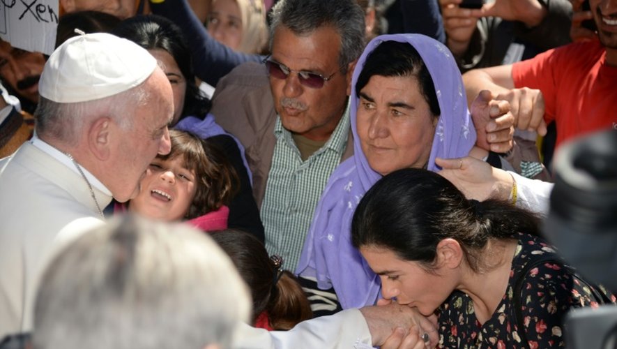 Le pape François parmi les migrants dans le camp de Moria sur l'île de Lesbos, le 16 avril 2016