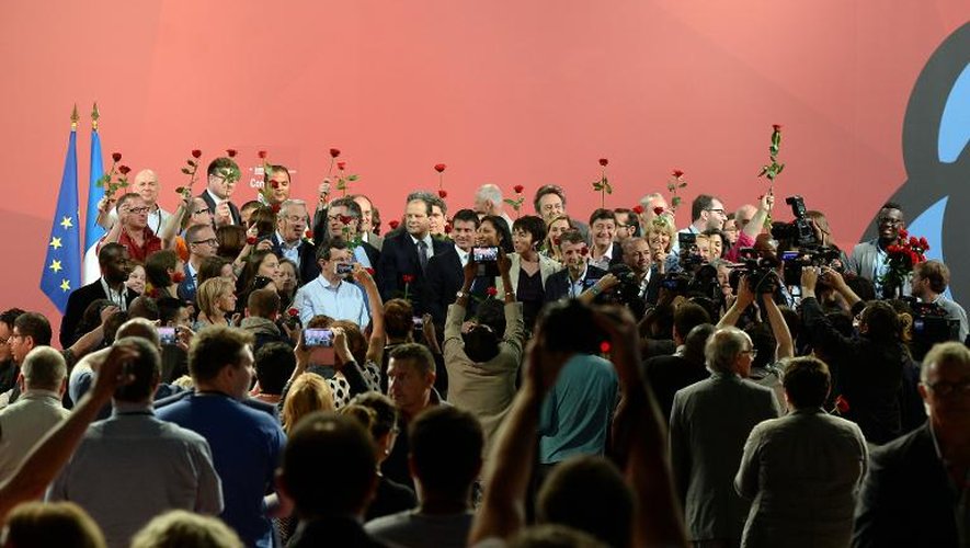 Les responsables du Parti socialiste et des militants après la clôture du congrès du PS à Poitiers, le 7 juin 2015