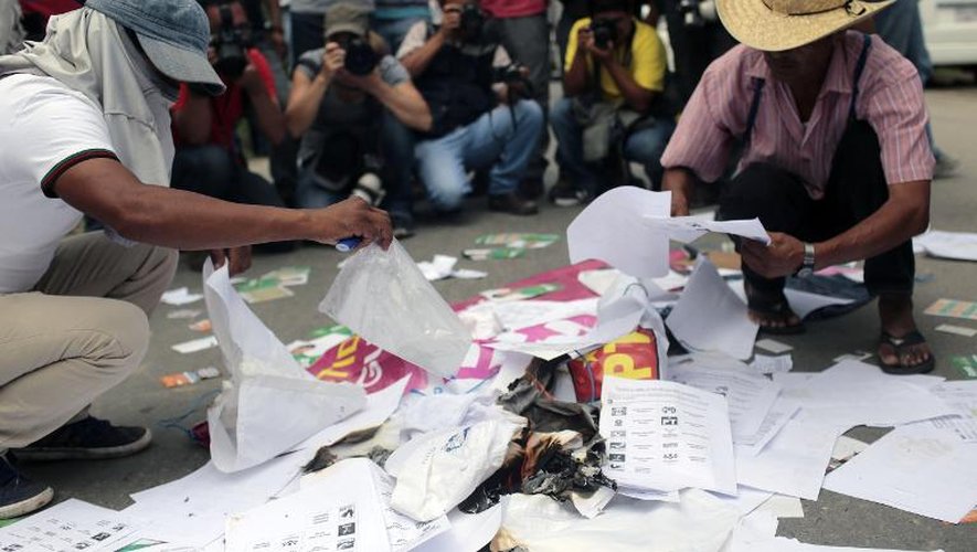 Des manifestants détruisent des bulletins de vote le 6 juin 2015 à Tixla dans l'état de Guerrero