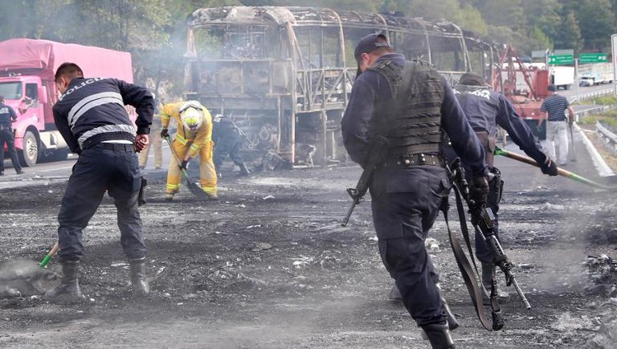 Des policiers mexicains après des manifestations violentes le 6 juin 2015 à Zirahuen dans l'état de Michoacan