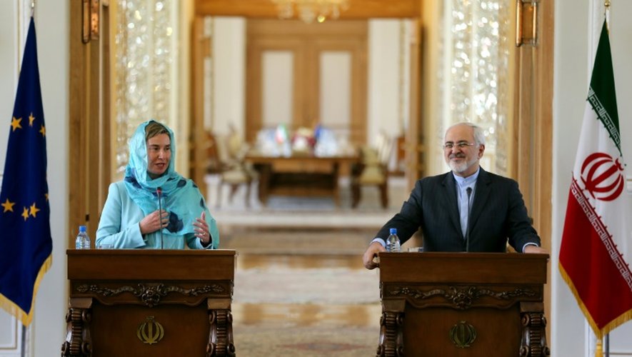 Le ministre iranien des Affaires étrangères Mohammad Javad Zarif (d) et son homologue européenne  Federica Mogherini, lors d'une conférence de presse à Téhéran, le 16 avril 2016