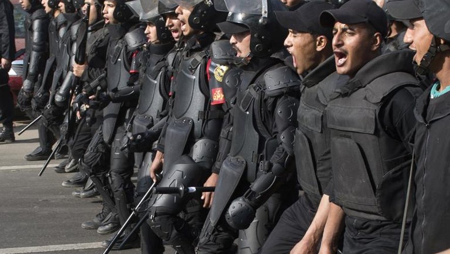 La police anti-émeutes égyptienne, au Caire le 19 mars 2014