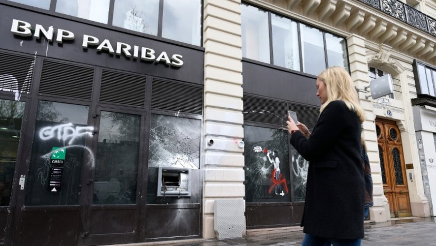 Une agence bancaire et un distributeur d'argent liquide vandalisés place de la République à Paris, où sont rassemblés les participants au mouvement citoyen "Nuit Debout", le 16 avril 2016