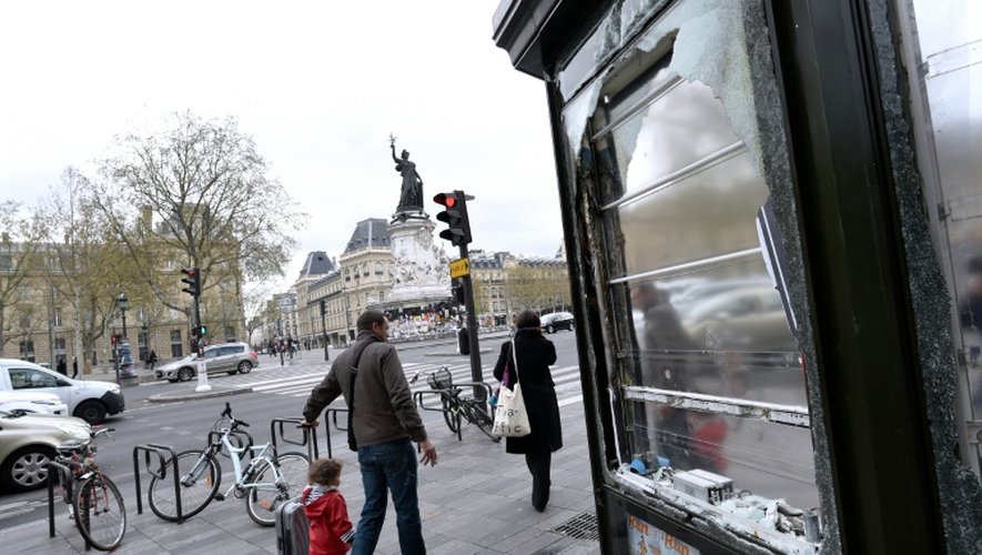 La vitrine brisée d'un kiosque à journaux, place de la République à Paris, où sont rassemblés les participants au mouvement citoyen "Nuit Debout", le 16 avril 2016