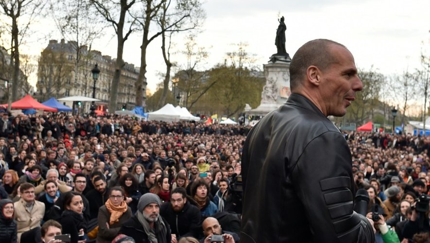 L'ex-ministre grec des Finances Yanis Varoufakis devant les participants de la "Nuit Debout" à Paris le 16 avril 2016