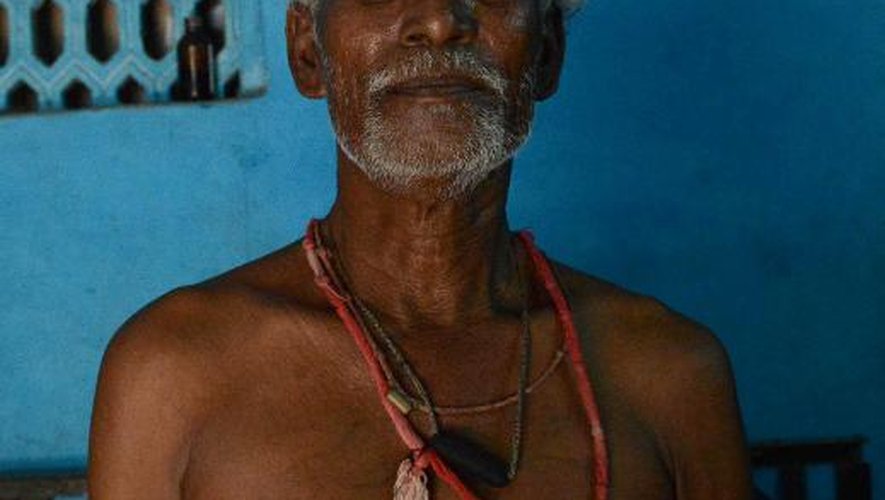 Chinnapan Chinnakannu, 64 ans chez lui près de Ahmedabad, souffre de difficultés respiratoires après des années de labeur dans une usine d'amiante-ciment en Inde