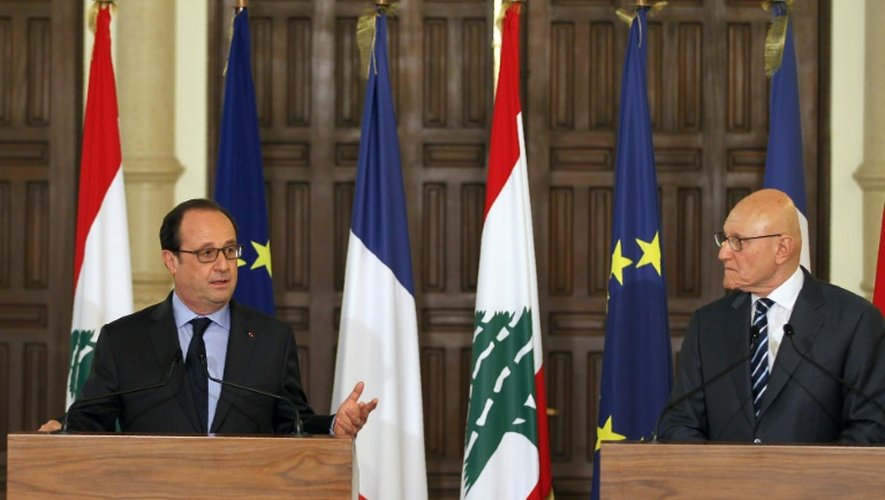 Le président français François Hollande (g) et le Premier ministre libanais Tamam Salam (d) à Beyrouth le 16 avril 2016