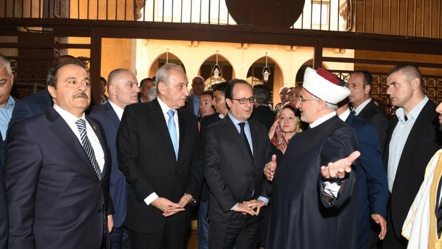 Le président français François Hollande avec le président du Parlement libanais Nabih Berri à la mosquée al-Omari sur une photo fournie par le service de presse du Parlement libanais à Beyrouth le 16 avril 2016
