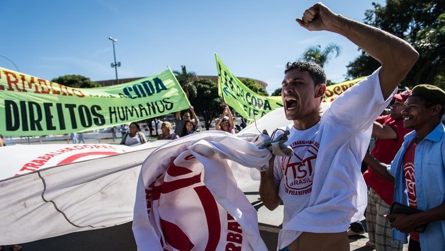 Manifestants devant le stade de Brasilia, le 14 juin 2013