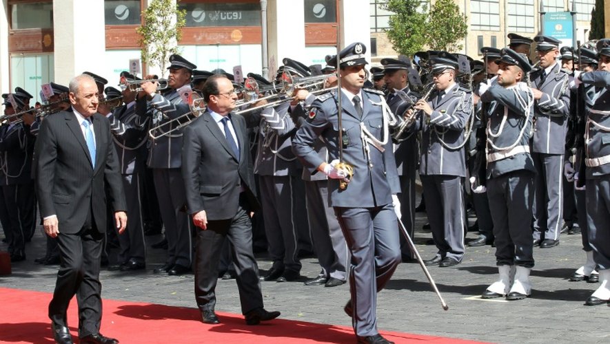 Le président Hollande passe les troupes en revue à son arrivée à Beyrouth le 16 avril 2016 en compagnie de Nabih Berri (l), président du Parlement libanais