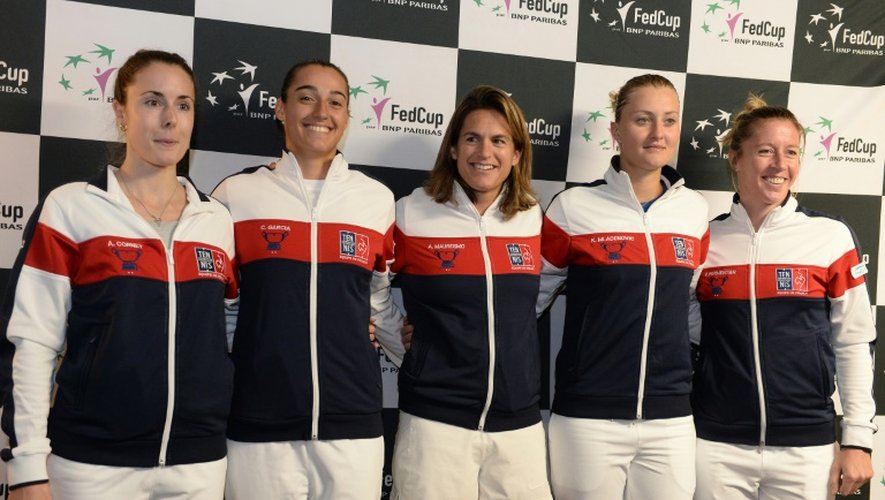 L'équipe de France de Fed Cup pose lors d'une conférence de presse, le 13 avril 2016 à Trélazé (Maine-et-Loire)