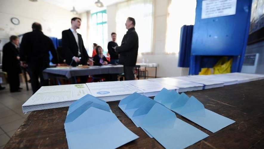 Bulletins de vote et enveloppes alignés le 23 mars 2014 dans un bureau électoral à Nantes