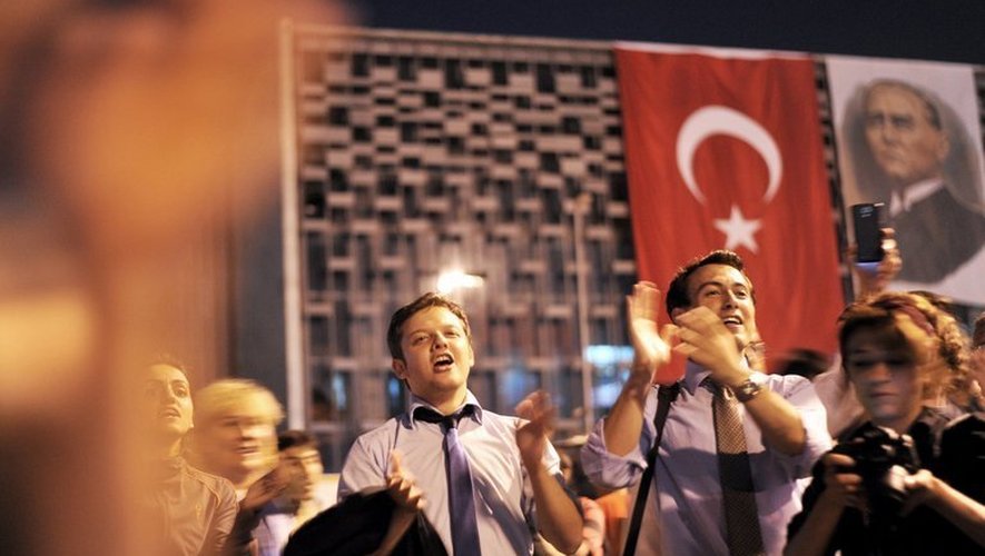 Des manifestants anti-gouvernement scandent des slogans sur la place Taksim à Istanbul, le 14 juin 2013