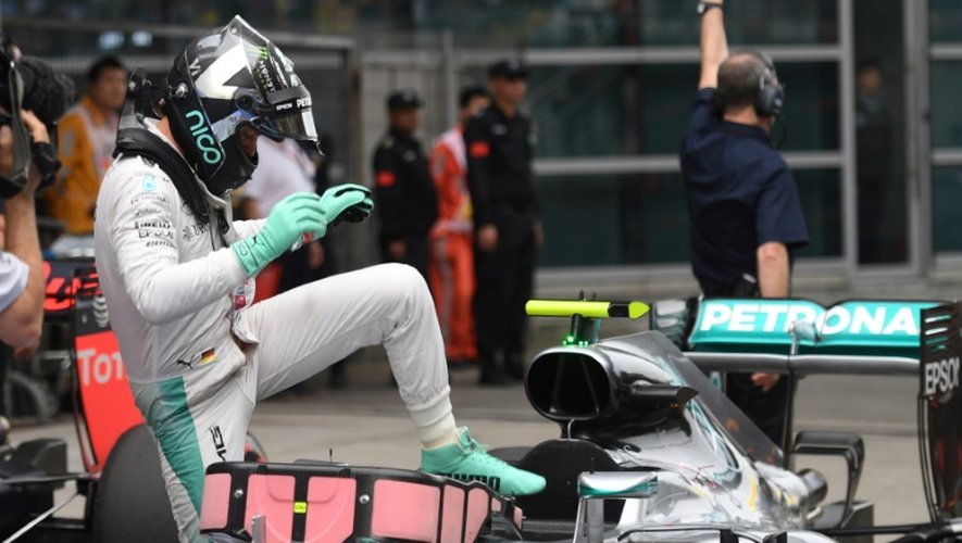 L'Allemand Nico Rosberg descend de sa Mercedes après avoir réalisé la pole position au GP de Chine, le 16 avril 2016 à Shanghai