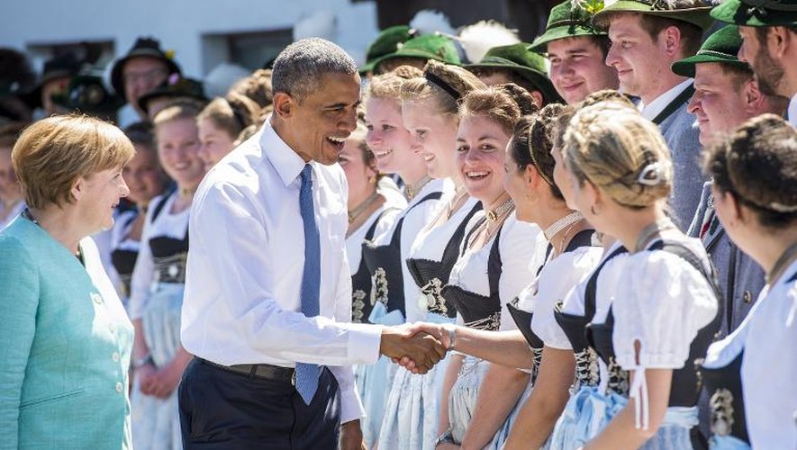 Le président américain Barack Obama et la chancelière allemande Angela Merkel  saluent de jeunes bavaroises à Kruen près de Garmisch-Partenkirchen, le 7 juin 2015 avant le début officiel du G7