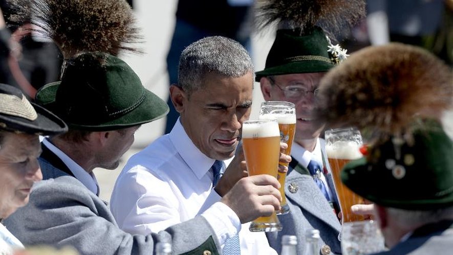 Le président Obama partage une bière avec des locaux à Kruen près de Garmisch-Partenkirchen, le 7 juin 2015 avant l'ouverture officielle du G7
