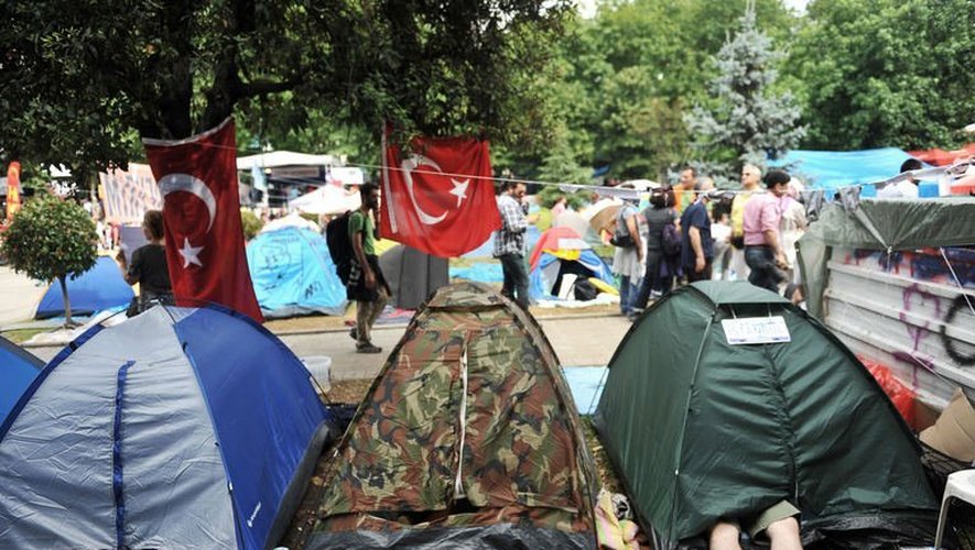 Des manifestant anti-gouvernement dorment dans des tentes dans le parc Gezi, d'Istanbul, symbole de la contestation, le 14 juin 2013