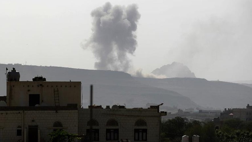 De la fumée au dessus de Sanaa le 7 juin 2015 après des raids menés par la coalition