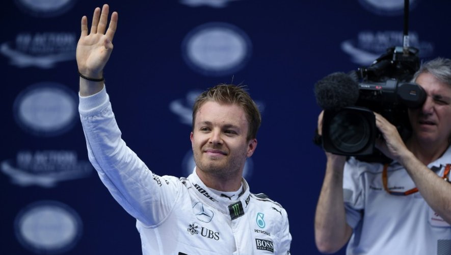 L'Allemand Nico Rosberg (Mercedes) salue ses supporteurs après sa pole position pour le GP de Chine, le 16 avril 2016 à Shanghai