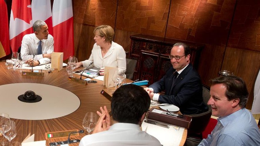 De gauche à droite, Barack Obama, Angela Merkel, François Hollande, David Cameron et Matteo Renzi, lors d'un dîner de travail au sommet du G7 à Garmisch-Partenkirchen le 7 juin 2015