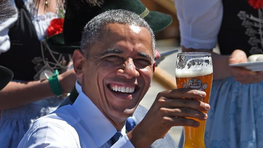 Le président américain Obama lève son verre de bière à Kruen près de Garmisch-Partenkirchen, le 7 juin 2015 avant l'ouverture officielle du G7