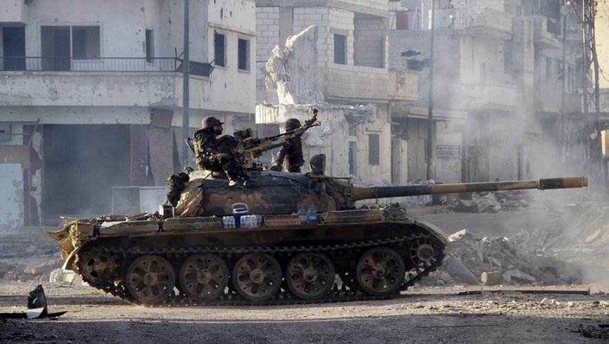 Un char de l'armée syrienne dans les rues de Qousseir le 5 juin 2013