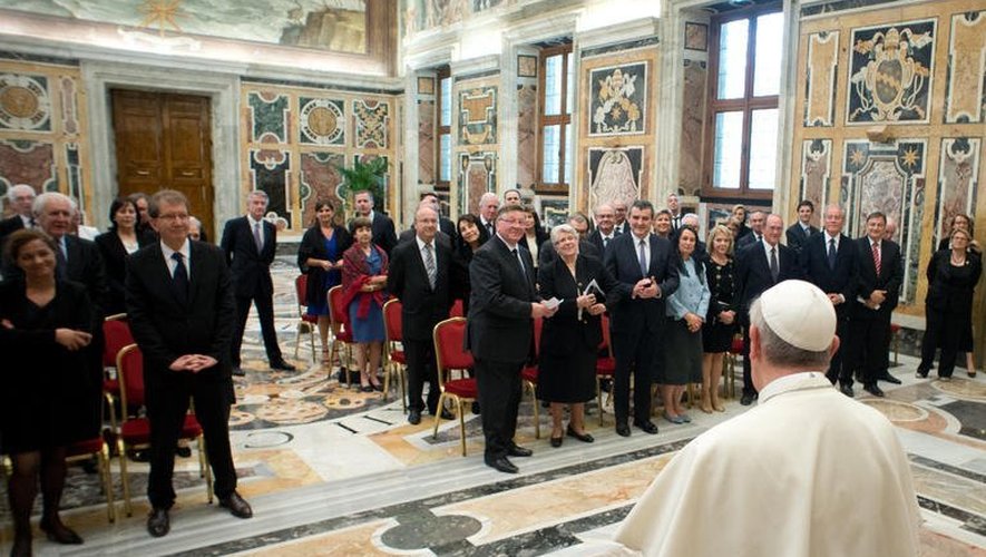 Photo transmise par l'Osservatore Romano du pape François recevant une délégation de parlementaires français, le 15 juin 2013