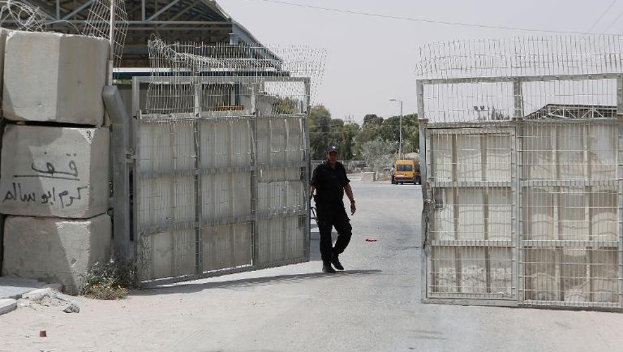 Un officier de sécurité palestinien au point de passage de Kerem Shalom entre Israël et Gaza, le 7 juin 2015