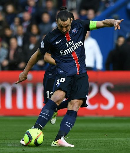 Zlatan Ibrahimovic marque face à Caen, le 16 avril 2016 au Parc des Princes à Paris