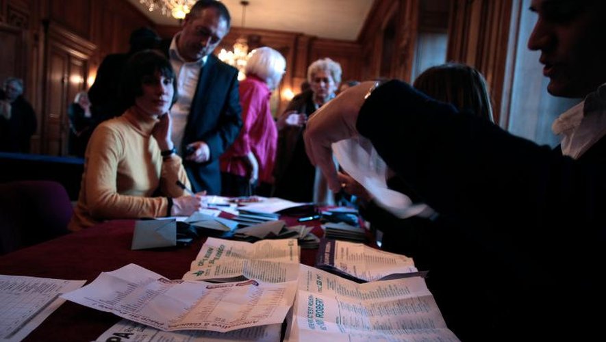 Le dépouillement des bulletins de vote à la fin du prmeier tour des élections municipales le 23 mars 2014 à Rouen, à l'ouest de la France