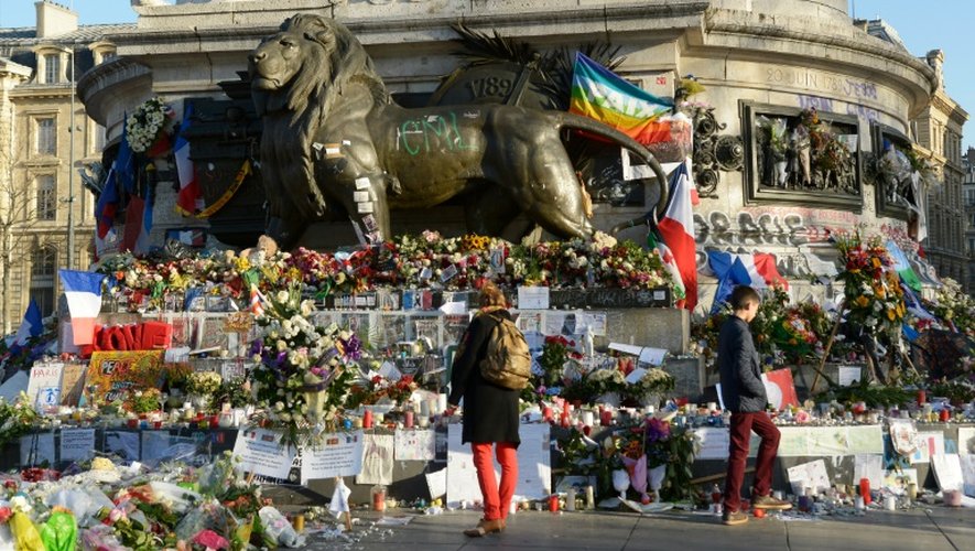 La place de la République prend des allures de mémorial, après les attentats du 13 novembre 2015