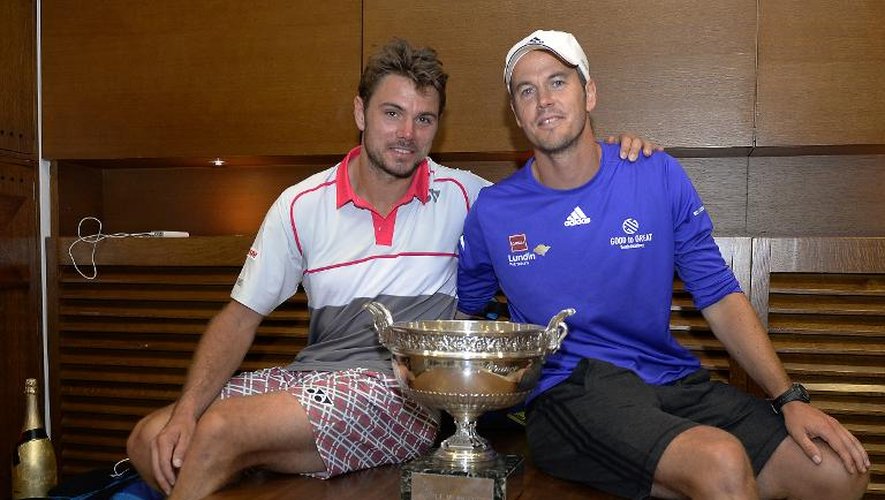 Stan Wawrinka et son entraîneur Magnus Norman posent avec le trophée de Roland-Garros, le 7 juin 2015