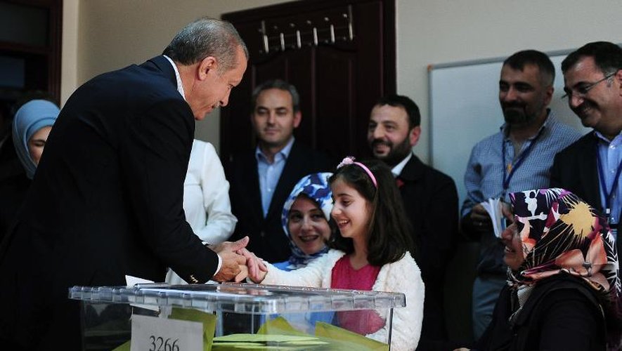 Le président turc Recep Tayyip Erdogan (gauche) vote à Istanbul le 7 juin 2015