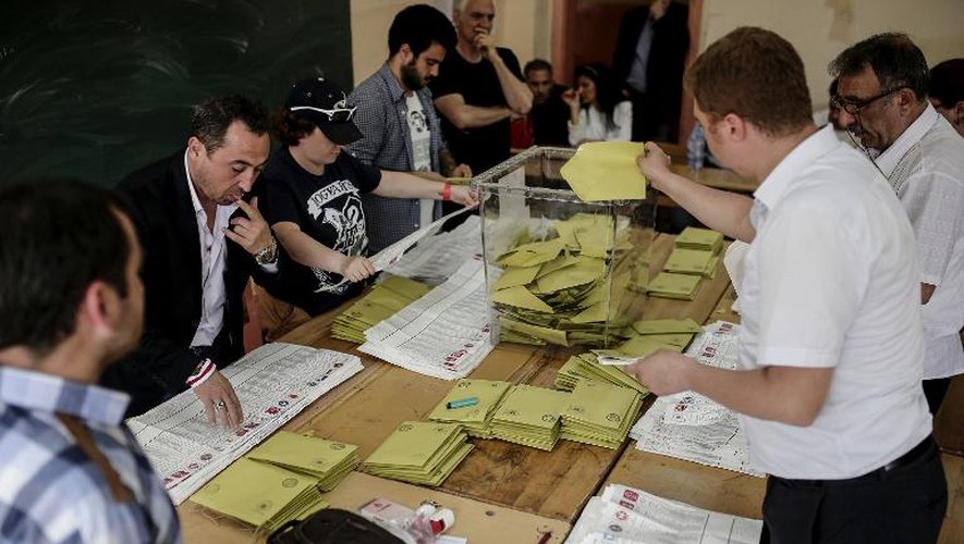 Des Turcs dépouillent les bulletins de vote à Istanbul le 7 juin 2015
