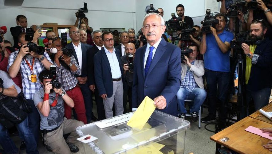 Le leader du principal parti d'opposition, Kemal Kilicdaroglu, vote le 7 juin 2015 à Ankara