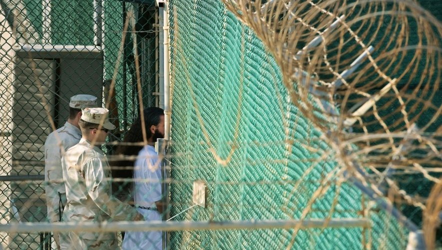 Des gardes américains et un détenu sur la base de Guantanamo le 29 mars 2010
