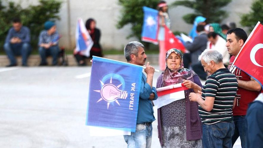 Des supporters de l'AKP devant le siège du parti à Ankara le 7 juin 2015