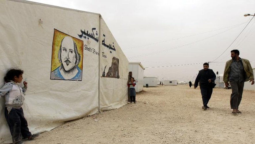 Des réfugiés syriens passent devant la "tente Shakespeare", dans un camp en Jordanie, le 8 mars 2014