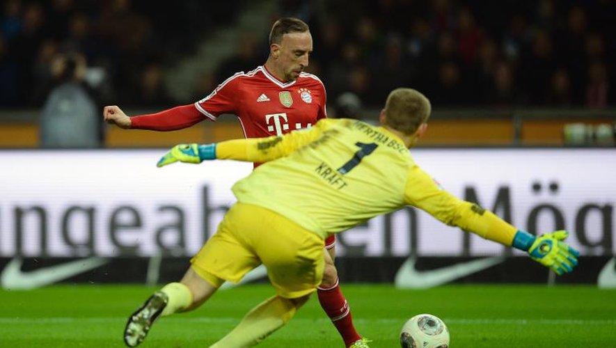 Le milieu français du Bayern Munich, Franck Ribery, inscrit le troisième but pour son équipe contre le Hertha Berlin, battu 1 à 3 sur son terrain le 25 mars 2014