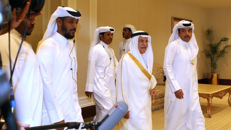Le ministre saoudien du pétrole Ali al-Naimi (c) arrive à la réunion de l'OPEP à Doha, le 17 avril 2016