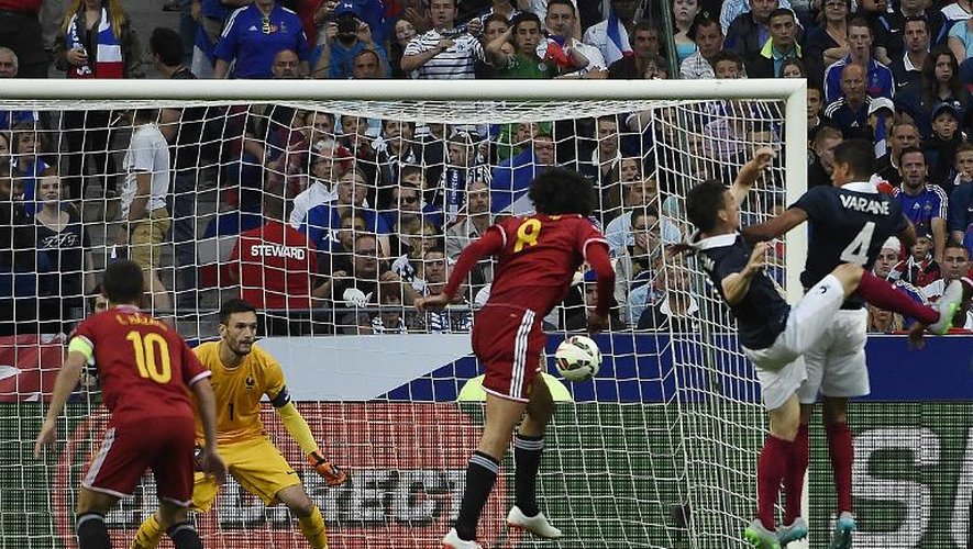 Le Belge Marouane Fellaini inscrit un but de la tête face à la France en match amical au Stade de France, le 7 juin 2015